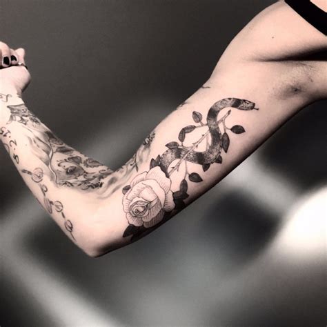 braccio tatuaggio|Tatuaggio braccio uomo e donna: piccoli, scritta,。